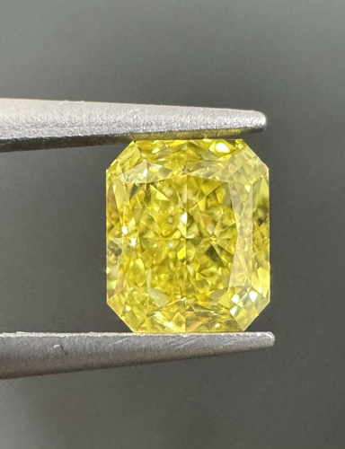 0.51 carat Fancy Vivid Yellow-VS1 Natūralus Radiant Deimantas (1)