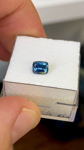 0.7 carat BLUE Cushion Safyras (1)