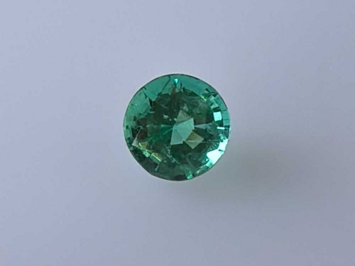 0.51 carat GREEN Round Smaragdas (1)