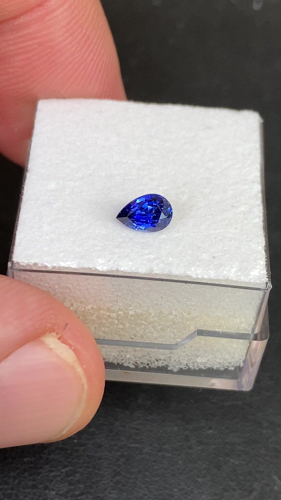0.45 carat BLUE Pear Safyras (1)