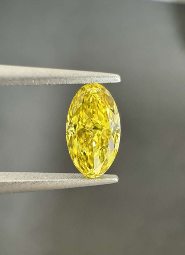 0.63 carat Fancy Vivid Yellow-SI2 Natūralus Oval Deimantas (1)