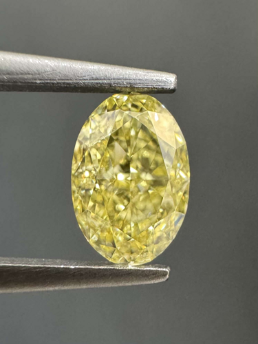 0.53 carat Fancy Yellow-VVS1 Natūralus Oval Deimantas (1)