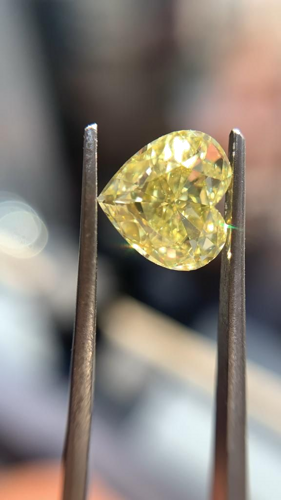 1.3 carat Fancy Intense Yellow-VS2 Natūralus Heart Deimantas (1)