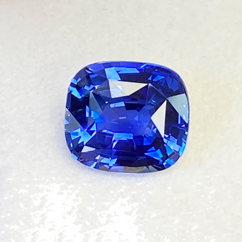 5.5 carat BLUE Cushion Safyras (1)