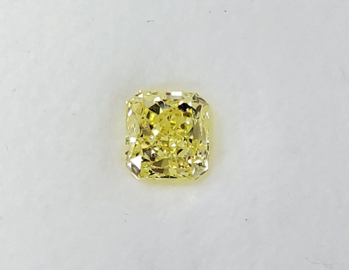 1.64 carat Fancy  Yellow-SI1 Natūralus Radiant Deimantas (1)