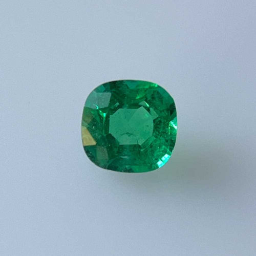 0.63 carat GREEN Cushion Smaragdas (1)