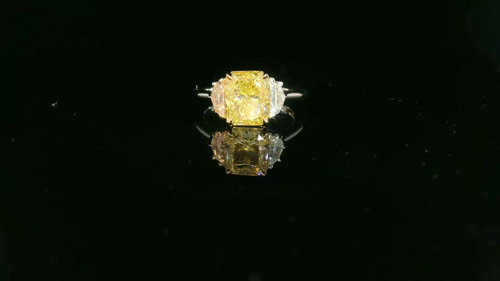 2.95 carat Fancy Light Yellow-VVS2 Natūralus Radiant Deimantas (1)