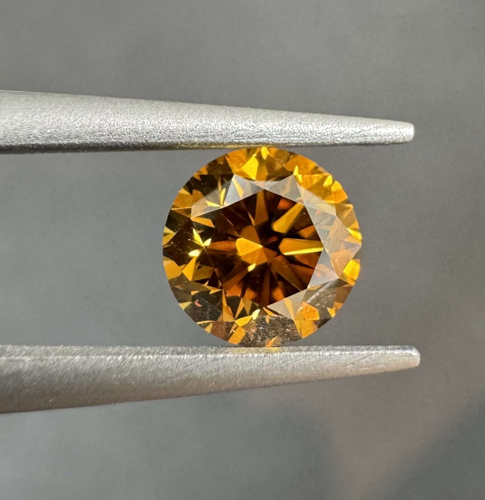 0.6 carat Fancy Deep Brownish Yellowish Orange-SI1 GD cut Natūralus Round Deimantas (1)