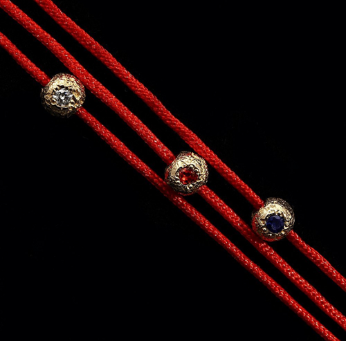 Red thread bracelet with a gold bead and emerald (4)