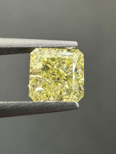 0.64 carat Fancy Yellow-VS2 Natūralus Square Radiant Deimantas (1)