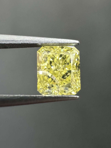 0.53 carat Fancy Yellow-VS1 Natūralus Radiant Deimantas (1)