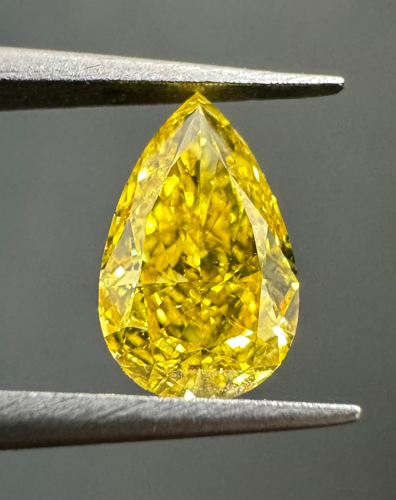 0.58 carat Fancy Vivid Yellow-SI2 Natūralus Pear Deimantas (1)