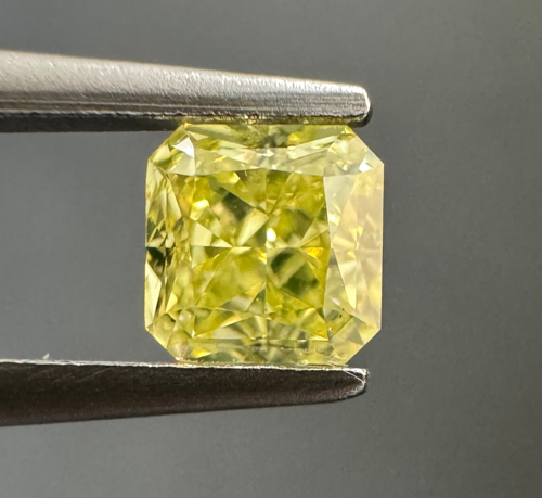 0.31 carat Fancy Greenish Yellow-SI1 Natūralus Radiant Deimantas (1)