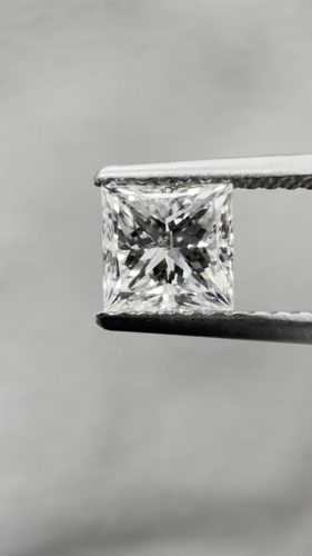 0.94 carat H-SI2 Natūralus Princess Deimantas (1)