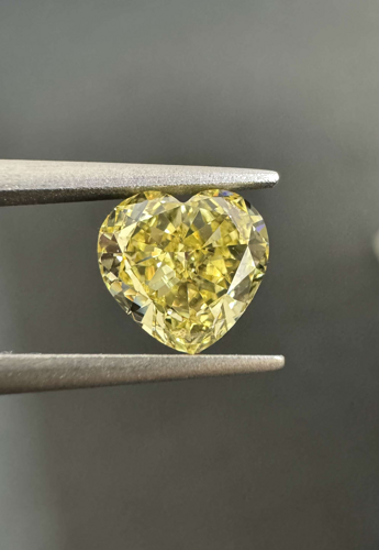 1.22 carat Fancy Intense Yellow-VS1 Natūralus Heart Deimantas (1)