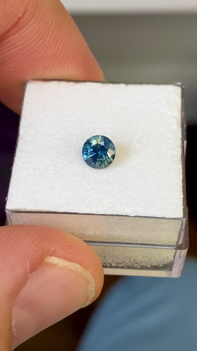 0.6 carat GREEN Round Safyras (1)