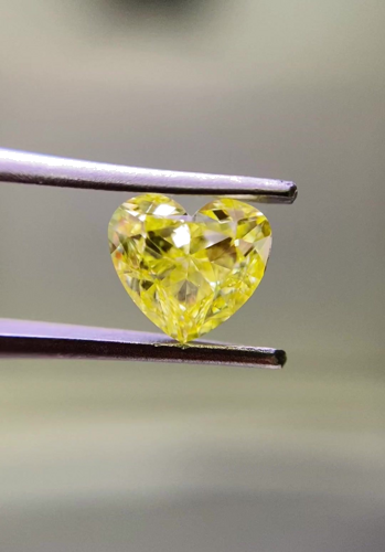 1.0 carat Fancy Intense  Yellow-VS1 Natūralus Heart Deimantas (1)