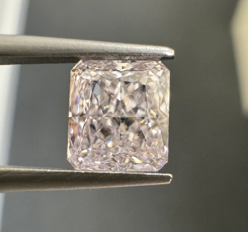 1.02 carat Fancy Light Pink-SI1 Natūralus Radiant Deimantas (1)