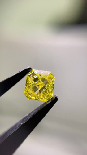 0.7 carat Fancy Intense Yellow-SI2 Natūralus Radiant Deimantas (1)
