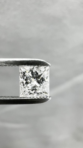 0.64 carat E-VS2 Natūralus Princess Deimantas (1)