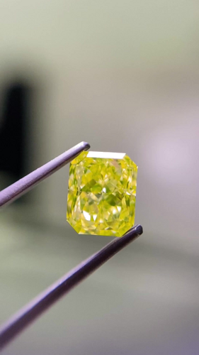 1.01 carat Fancy Intense Yellow-SI1 Natūralus Radiant Deimantas (1)