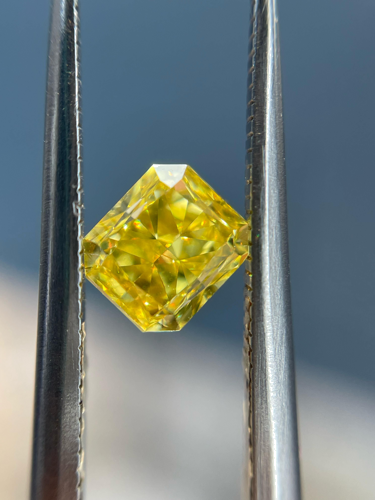 1.0 carat Fancy Vivid Yellow-SI1 Natūralus Radiant Deimantas (1)