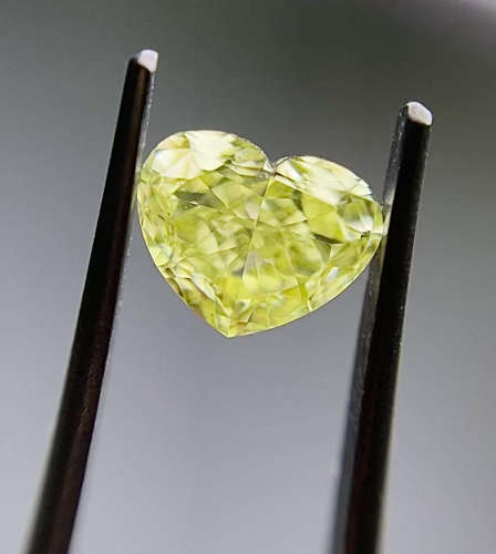 1.01 carat Fancy Intense Yellow-VS2 Natūralus Heart Deimantas (1)