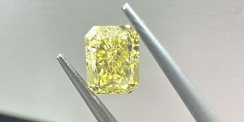 0.62 carat Fancy Intense Yellow-VS1 Natūralus Radiant Deimantas (1)