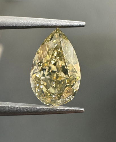 1.35 carat Fancy Brownish Greenish Yellow-VVS2 Natūralus Pear Deimantas (1)