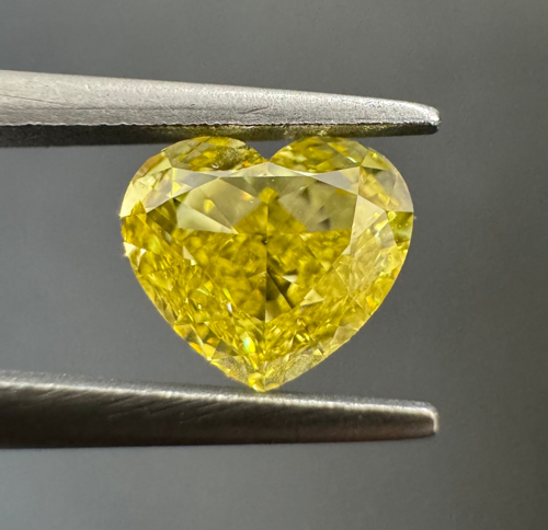 0.81 carat Fancy Intense Yellow-VS1 Natūralus Heart Deimantas (1)