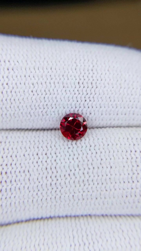 0.64 carat RED Round Rubinas (1)