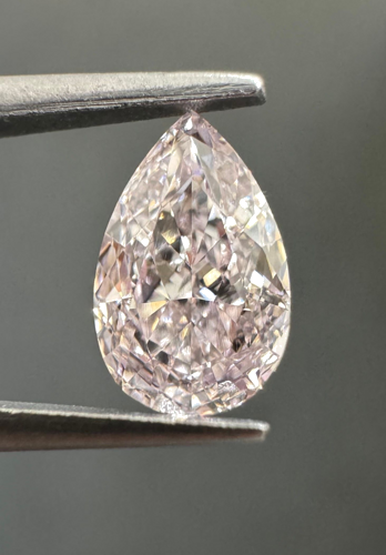 0.56 carat Fancy Light Orangey Pink-VS1 Natūralus Pear Deimantas (1)