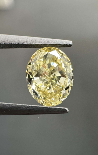 0.51 carat Fancy Light Yellow-VVS2 Natūralus Oval Deimantas (1)