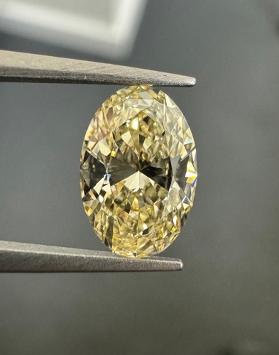 1.01 carat Fancy Light Brownish Yellow-VS1 Natūralus Oval Deimantas (1)