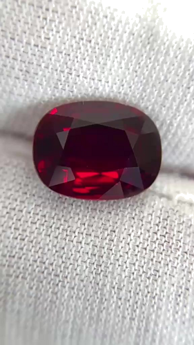 5.1 carat RED Cushion Rubinas (1)