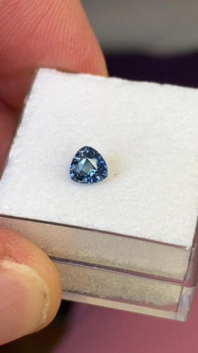 0.57 carat BLUE Trilliant Safyras (1)