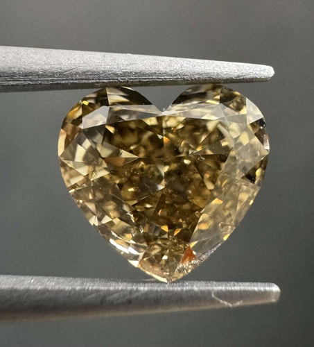 1.02 carat Fancy Dark Yellowish Brown-VS2 Natūralus Heart Deimantas (1)