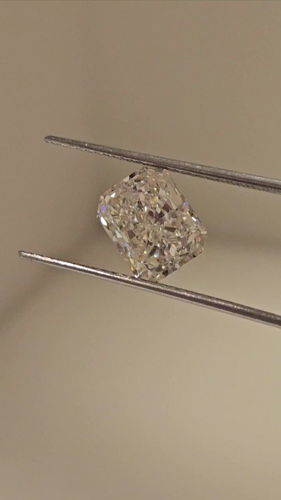 2.51 carat K-VVS1 Natūralus Radiant Deimantas (1)