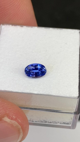 0.7 carat BLUE Oval Safyras (1)