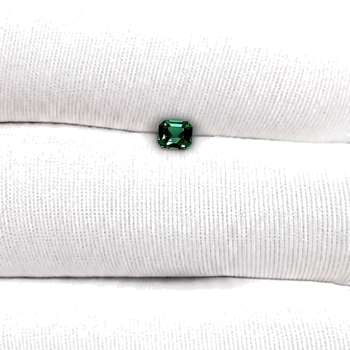 0.53 carat TEAL Emerald Safyras (1)