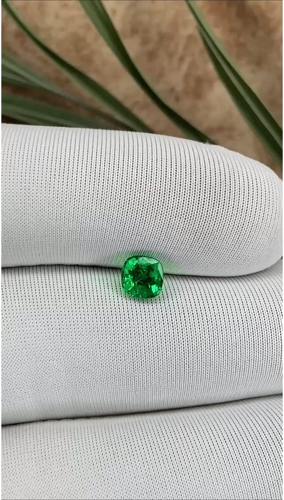 0.65 carat GREEN Cushion Smaragdas (1)