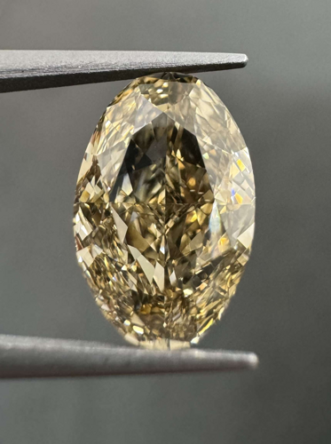 2.51 carat Fancy Yellow Brown-VS1 Natūralus Oval Deimantas (1)
