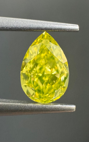 0.53 carat Fancy Vivid Greenish Yellow-VS2 Natūralus Pear Deimantas (1)