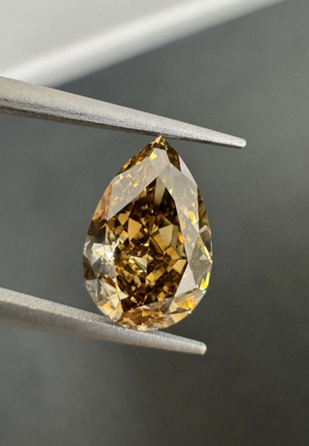 2.01 carat Fancy Dark Yellowish Brown-SI1 Natūralus Pear Deimantas (1)