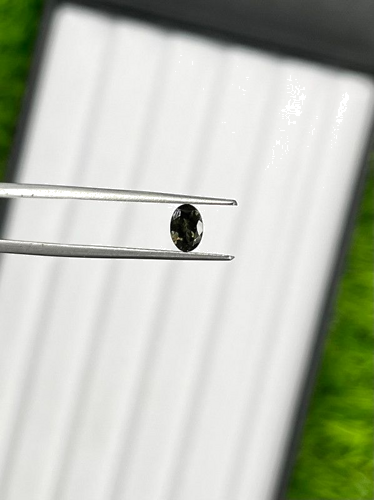0.6 carat GREEN Oval Garnet (1)