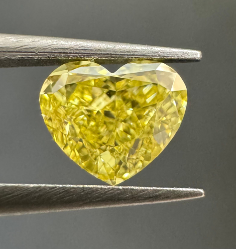 0.52 carat Fancy Intense Yellow-VS1 Natūralus Heart Deimantas (1)
