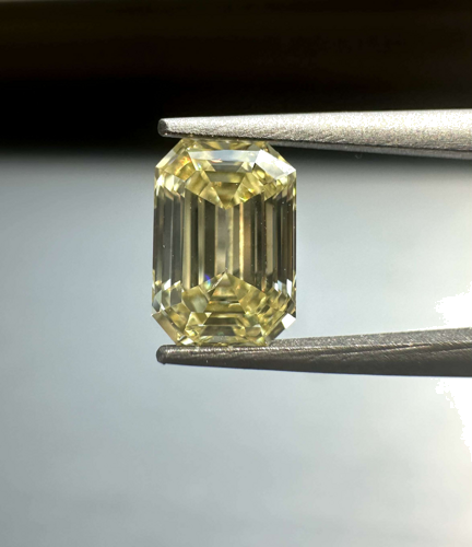 0.72 carat Fancy Intense Yellow-SI1 Natūralus Emerald Deimantas (1)