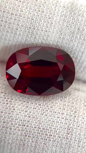 5.01 carat RED Oval Rubinas (1)