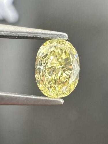0.62 carat Fancy Light Yellow-VS2 Natūralus Oval Deimantas (1)