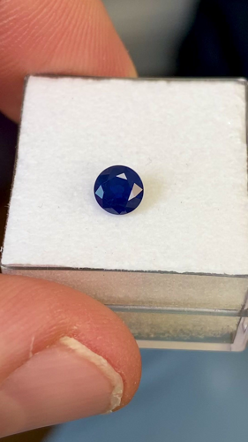 0.68 carat BLUE Round Safyras (1)